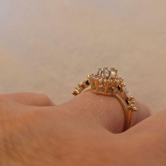 Gold tone size 8 sparkling ring - Picture 9 of 11